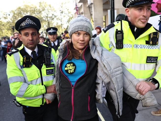 Greta Thunberg fermata a Londra dalla polizia: stava manifestando contro i giganti del gas e del petrolio