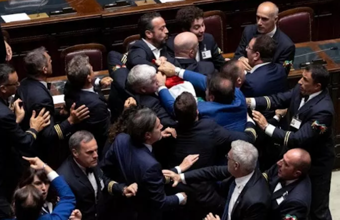 Aggressione alla Camera: parlamentari della destra colpiscono il 5 Stelle Leonardo Donno