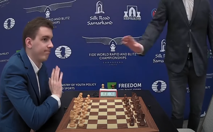 Al campionato mondiale di scacchi, uno scacchista polacco rifiuta la stretta di mano di un collega russo pro-Putin 