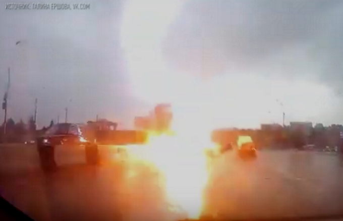 Russia: auto in movimento colpita da un fulmine